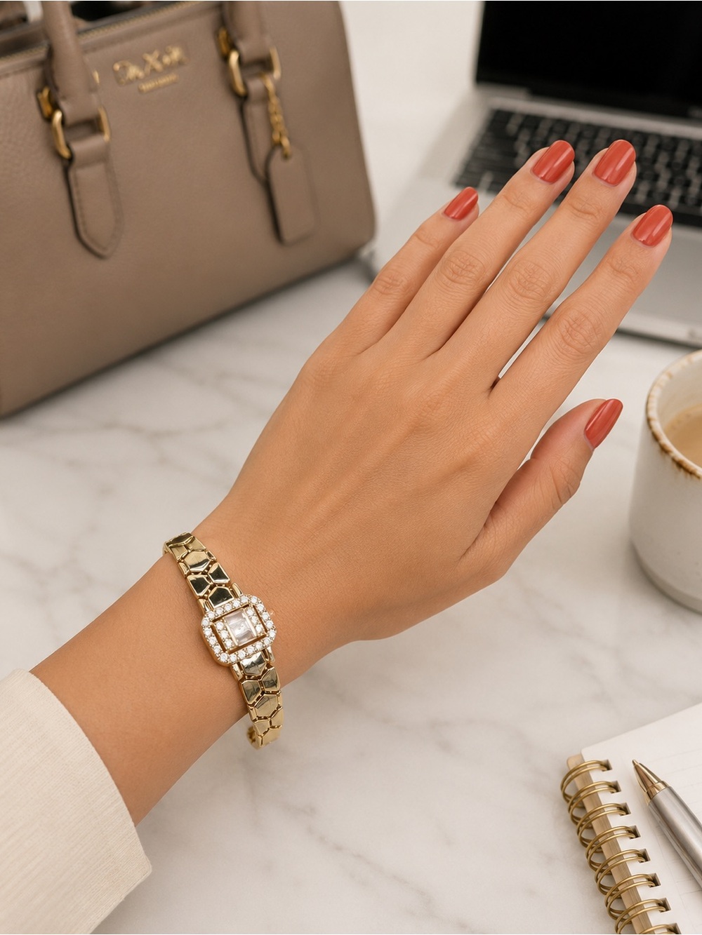 Gold bow-link bracelet featuring a rectangular baguette Unisex